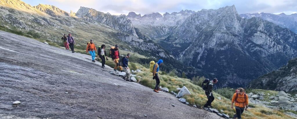 Foto di un gruppio di escursionisti a passeggio